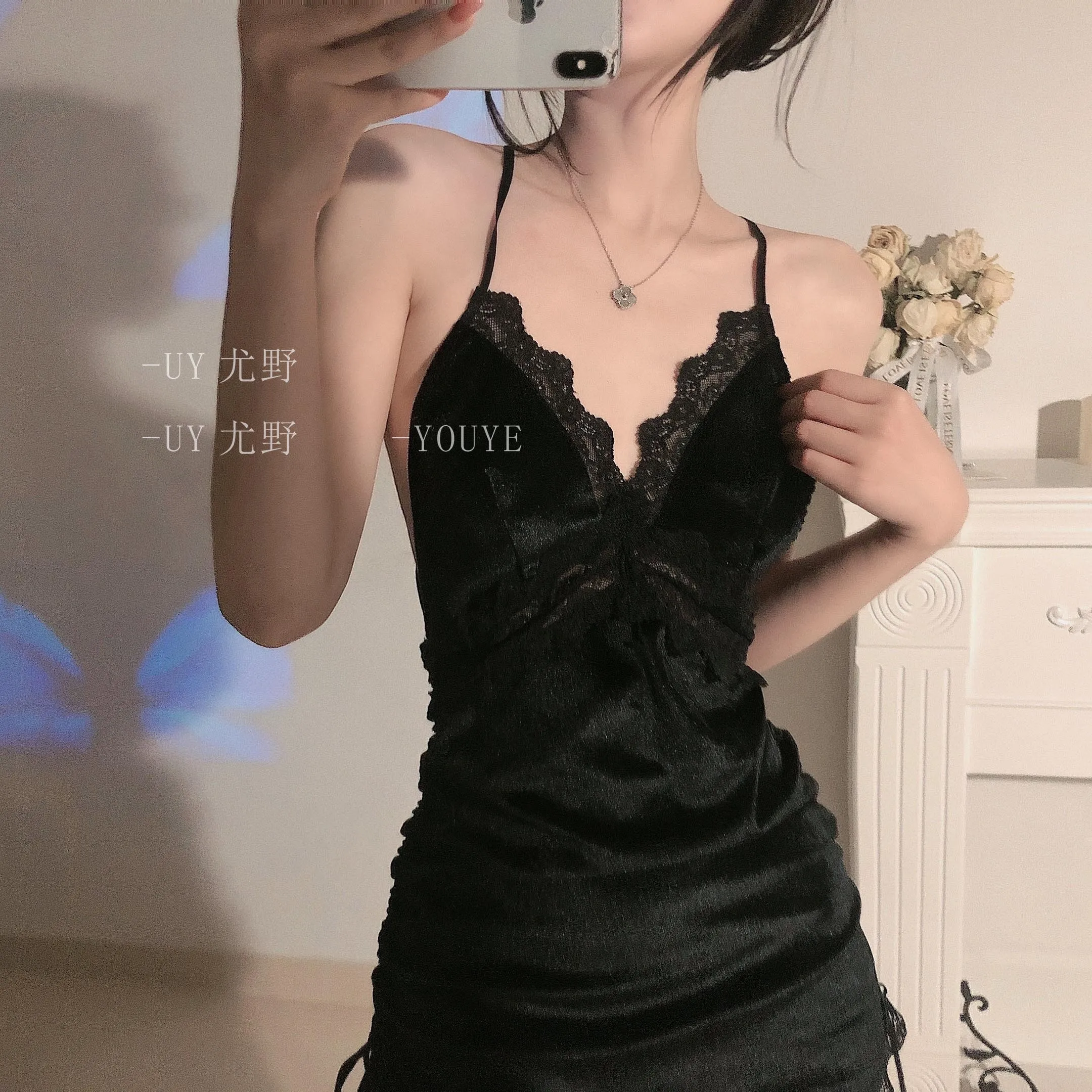 Пикантная Ночная рубашка в дворцовом стиле бархатная на бретельках с открытой