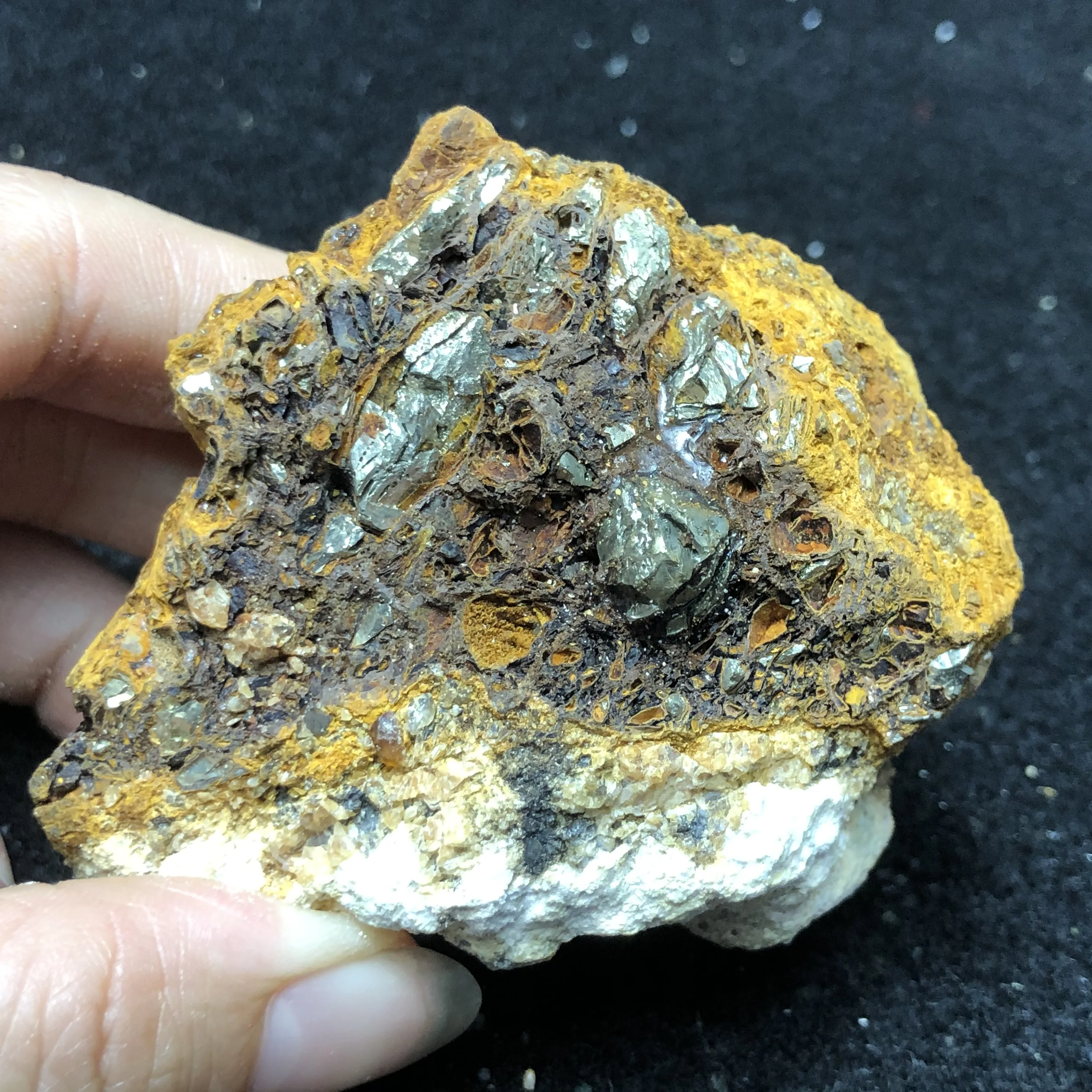 

219.6gNatural rare chalcopyrite mineral ring vein healing geology teaching stone home decoration CRYSTAL QUARTZ GEM