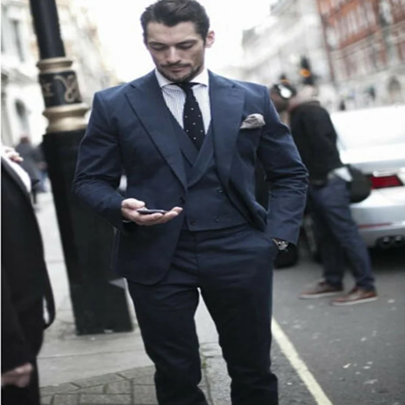 Красивый темно синий мужской костюм двубортный приталенный облегающий из