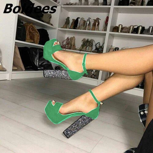 Boldees/шикарные черные замшевые босоножки на платформе с не сужающимся книзу массивным каблуком; стильные модельные туфли с открытым носком и пряжкой, украшенные блестками