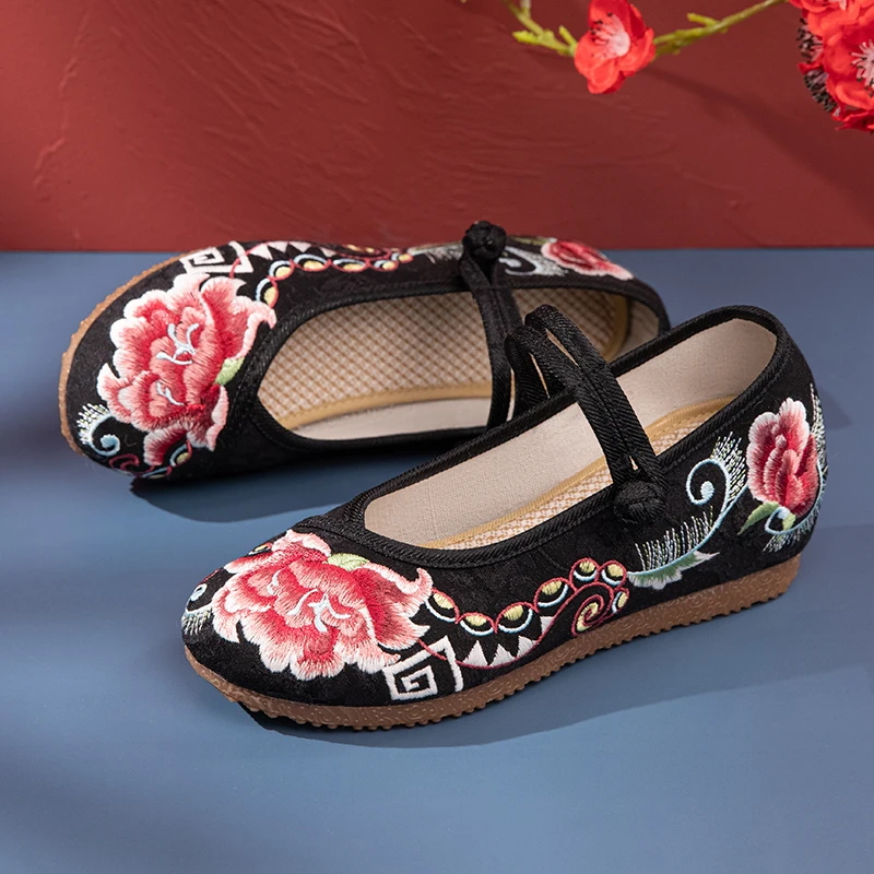 

Yuan EmbroideryOld Beijing cloth shoes Chinese style embroidery middle-aged female wedge shoes buckle design