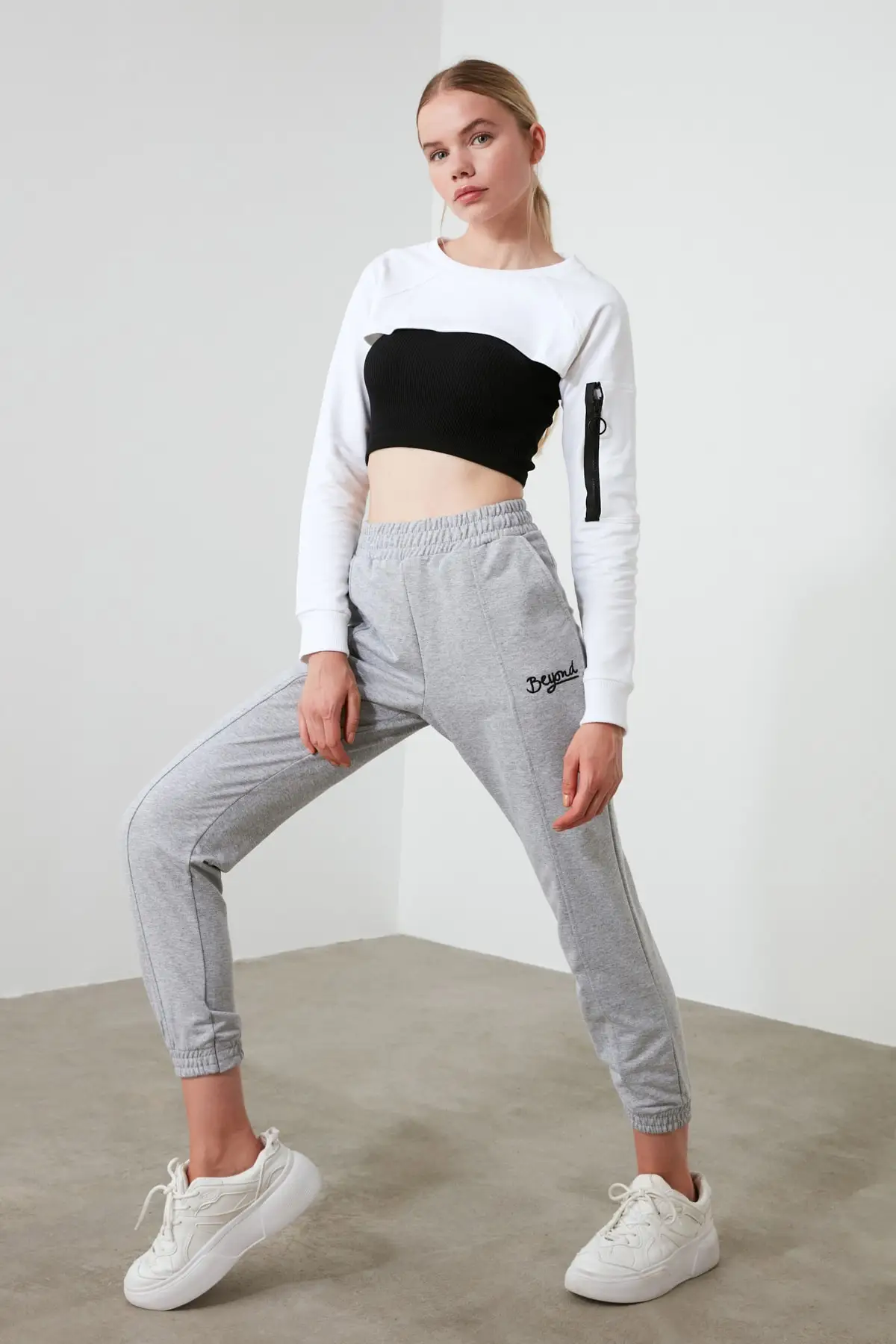 Трикотажные спортивные штаны с вышивкой TWOAW21EA0049