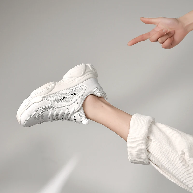 Женские кроссовки на шнуровке белые дышащие из спилка плоской подошве