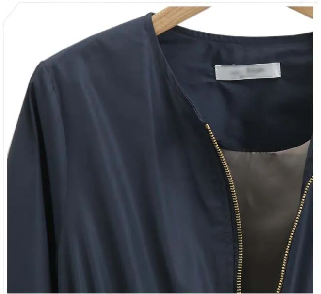 Женское длинное приталенное платье черное однотонное пальто с оборками ветровка