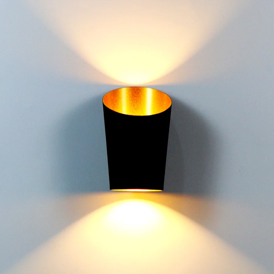 

Черно-белый Настенный бра, железный современный настенный светильник, светодиодный светильник для спальни, лестницы, фонарь, внутренний настенный светильник