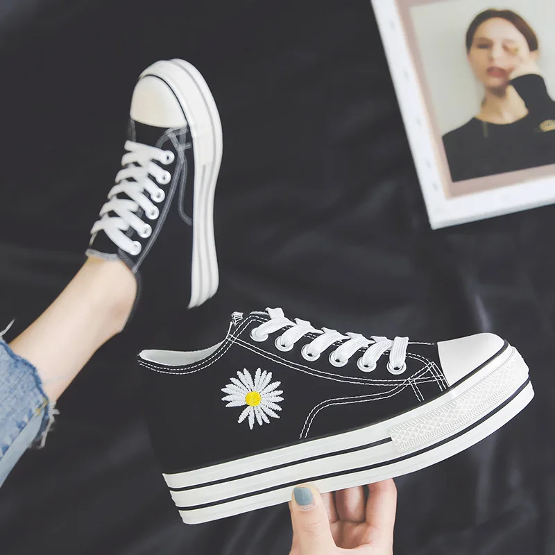 Женские холщовые кроссовки на танкетке белые черные со скрытым каблуком для