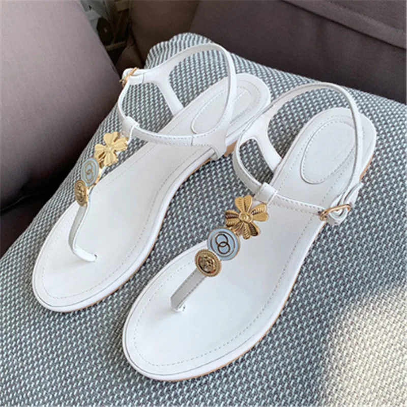 2020 модная летняя одежда с металлическими украшениями Женские сандалии для