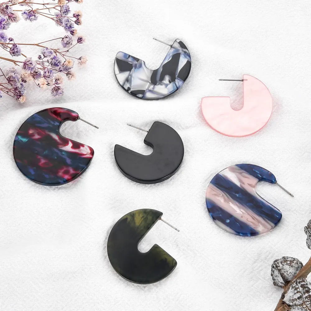 Женские серьги-подвески темно-зеленые полукруглые из смолы в полоску элегантные