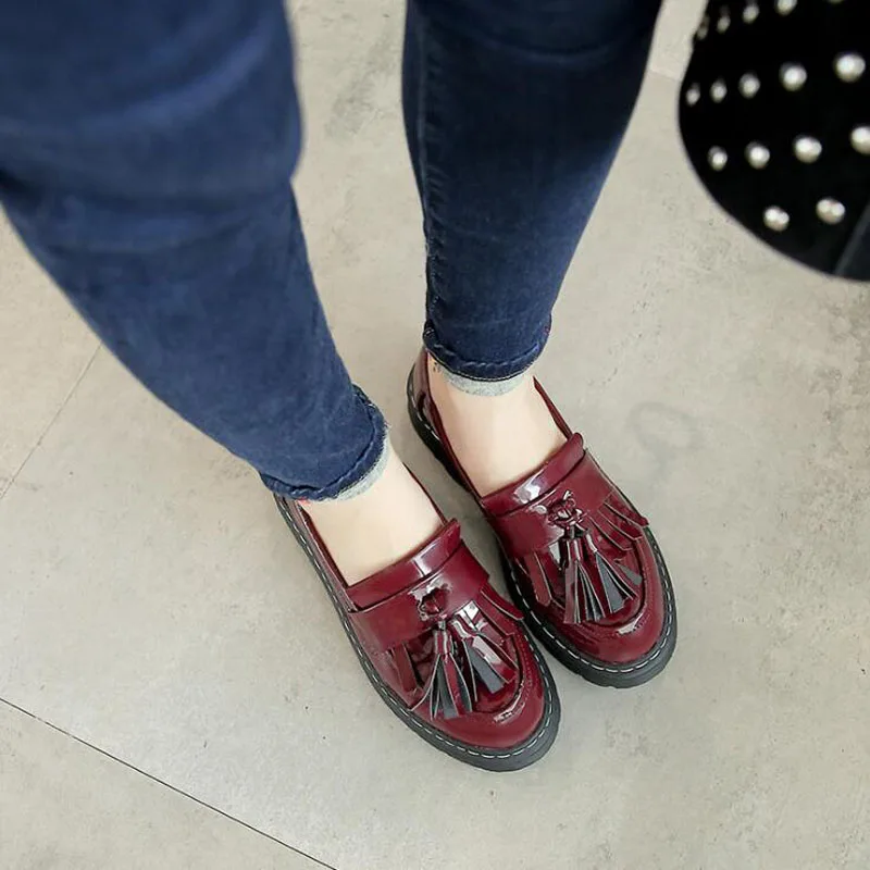 Брендовая обувь с перфорацией типа броги женская ярких цветов на платформе