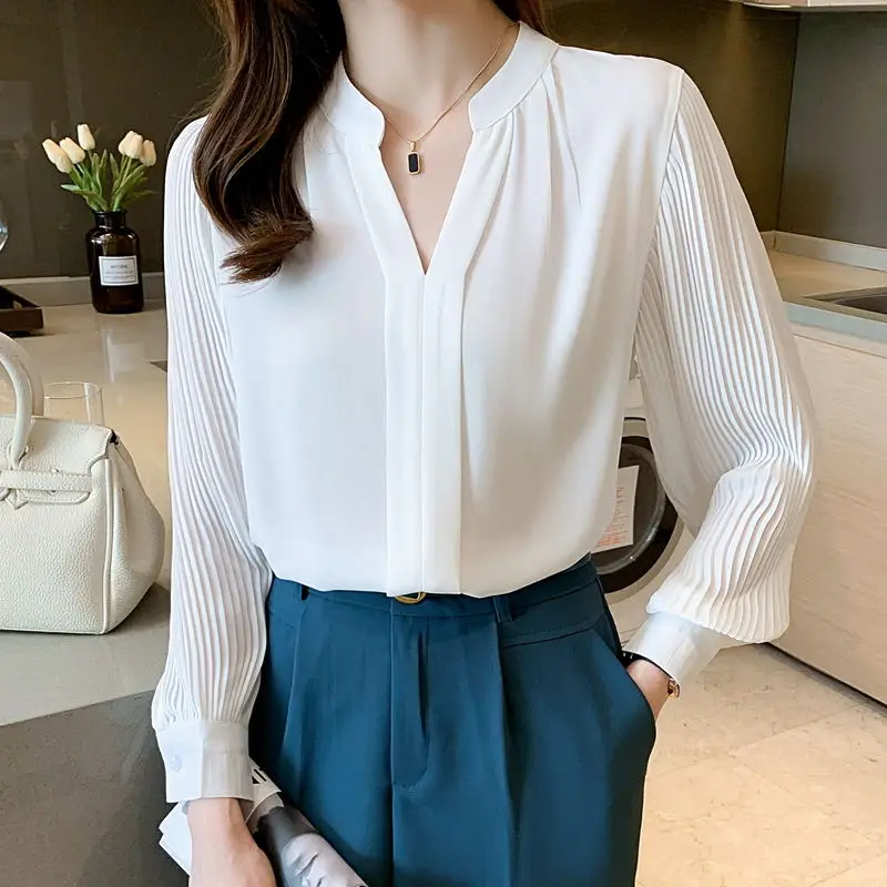 

Блузка женская демисезонная шифоновая с V-образным вырезом и длинным рукавом