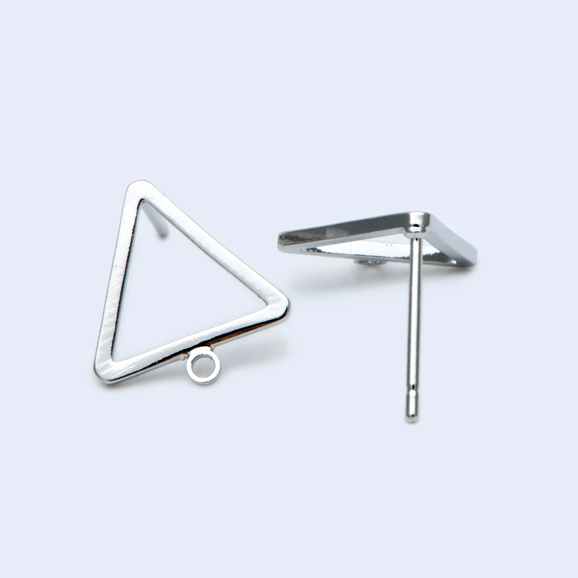 

Треугольные серьги-гвоздики, латунные, с родиевым покрытием, геометрические, 12,5x12 мм (GB-957-2), 10 шт.