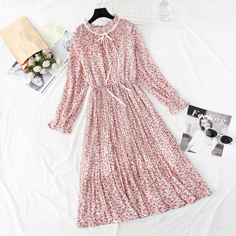 Элегантное женское платье с круглым вырезом и цветочным принтом расклешенный