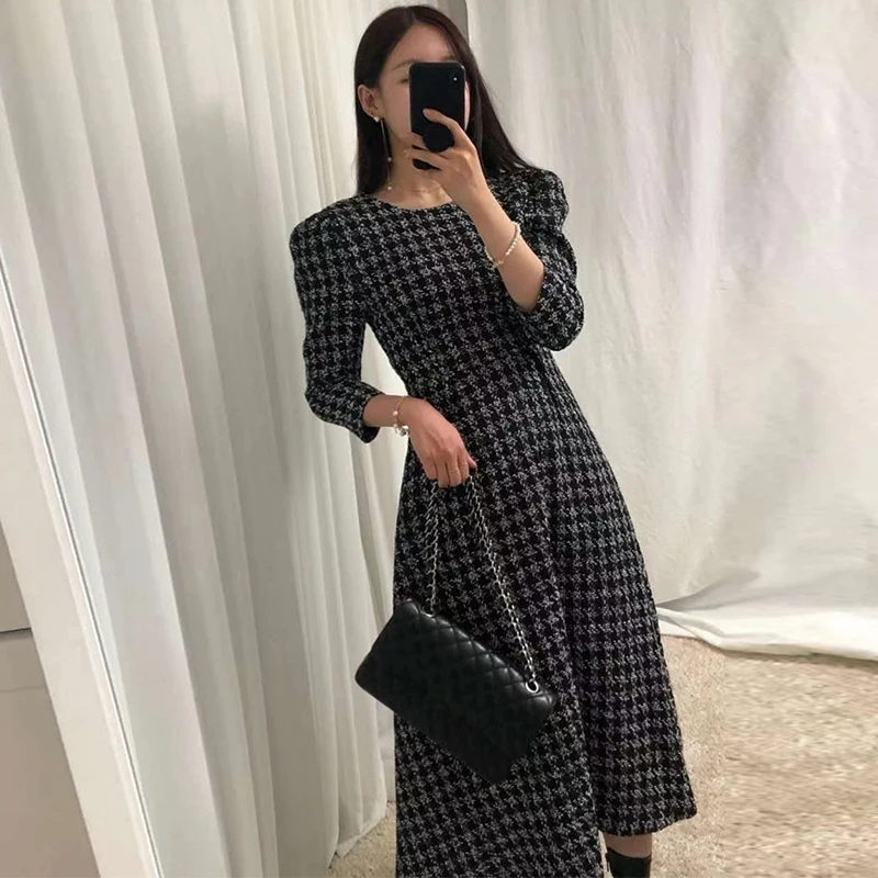 Женское платье средней длины с круглым вырезом плиссированным поясом и рукавом