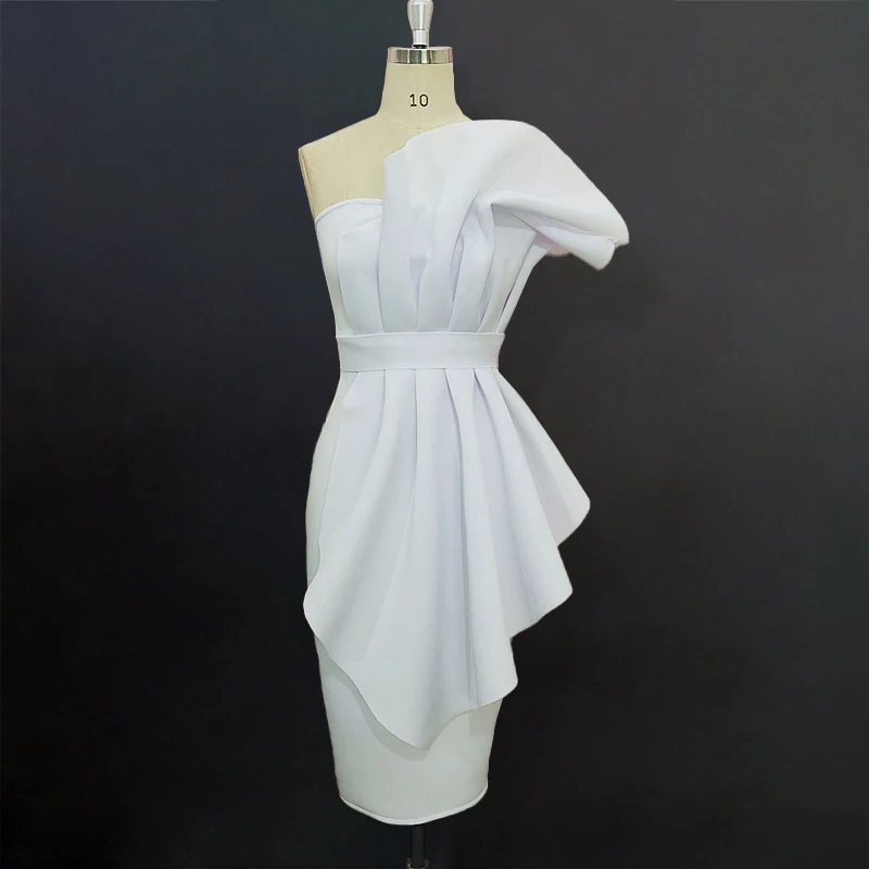 Белое платье футляр с оборками облегающее открытыми плечами и открытой спиной