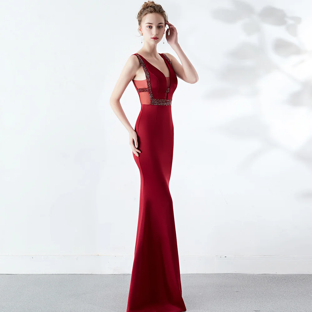 Женское платье с открытой спиной и бриллиантами летнее в пол глубоким v-образным