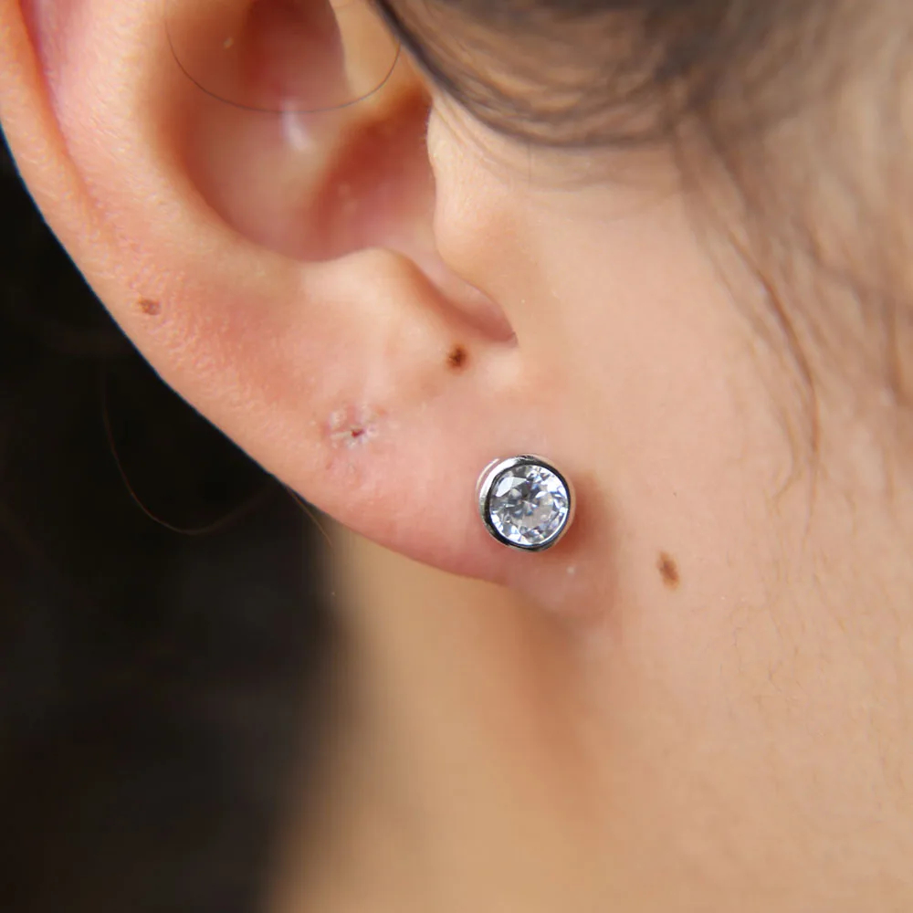 Классическое кольцо в виде серьги гвоздики из кубического циркония диаметр 4 мм 6