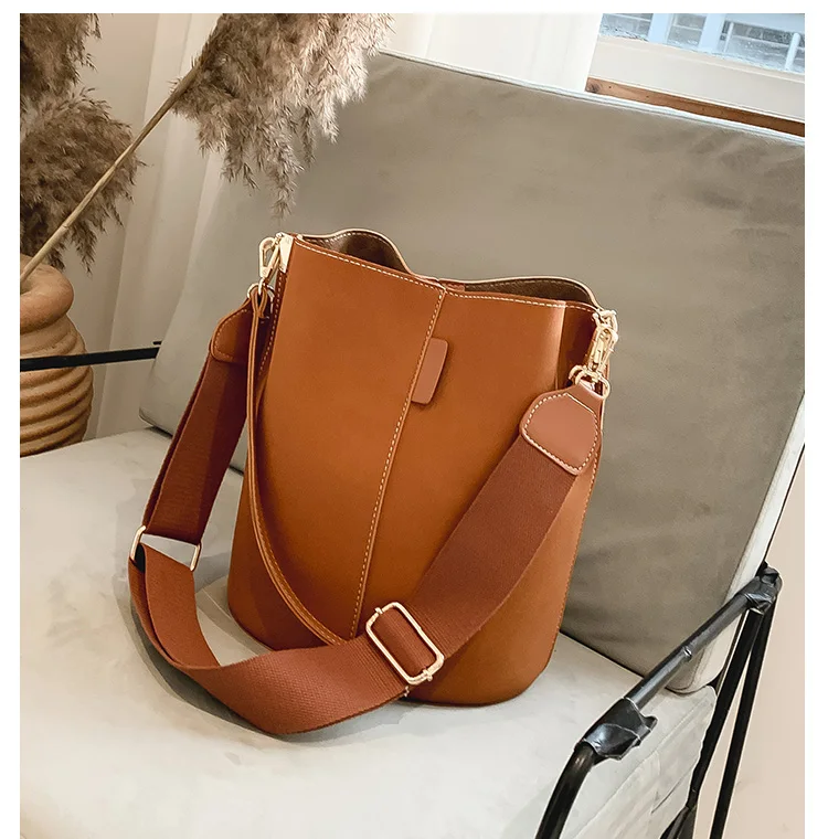 Качество Искусственная кожа crossbody сумки для женщин ретро дамы сумка заклепки клапаном сумка женская через плечо с цепочкой сумка