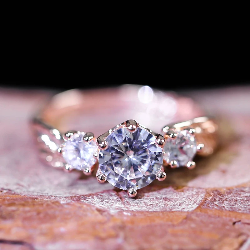 Простое свадебное кольцо из розового золота с кристаллами для женщин