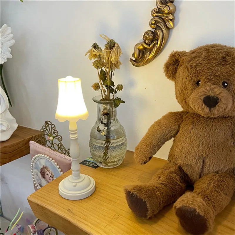 

New Creative Fashion European Retro Mini Table Lamp Bedroom Bedside Eyes Protection Desk Lamps Girls Small Night Light Ornaments