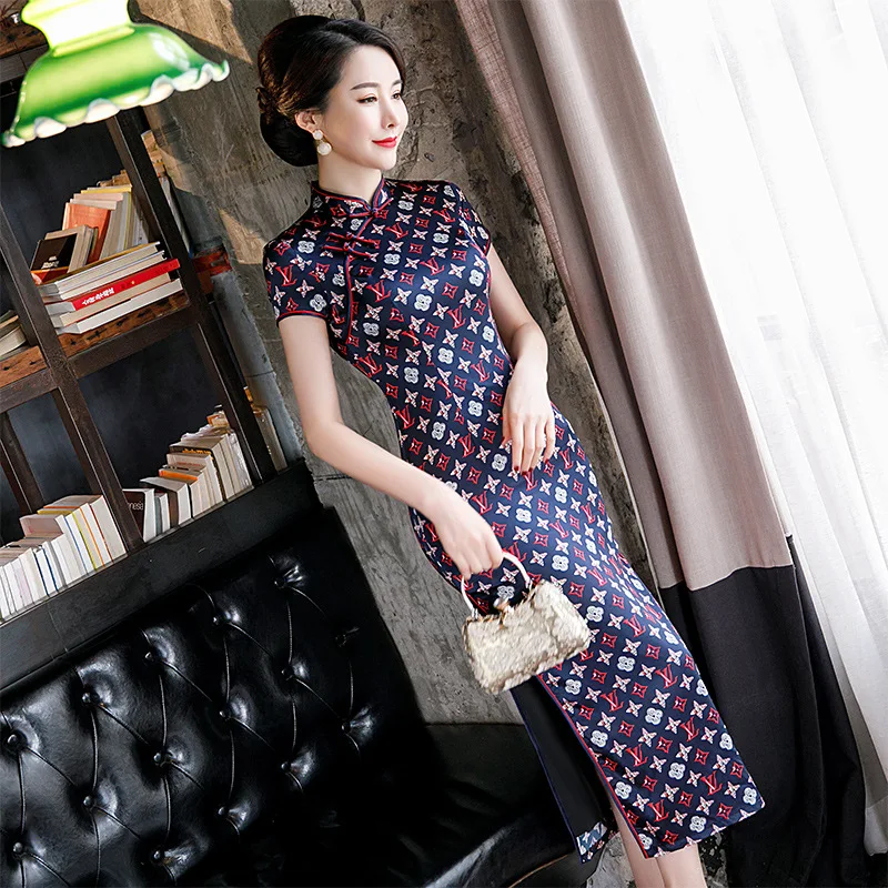 2021 Весна Лето Новое шелковое платье тутового шелкопряда с коротким рукавом в