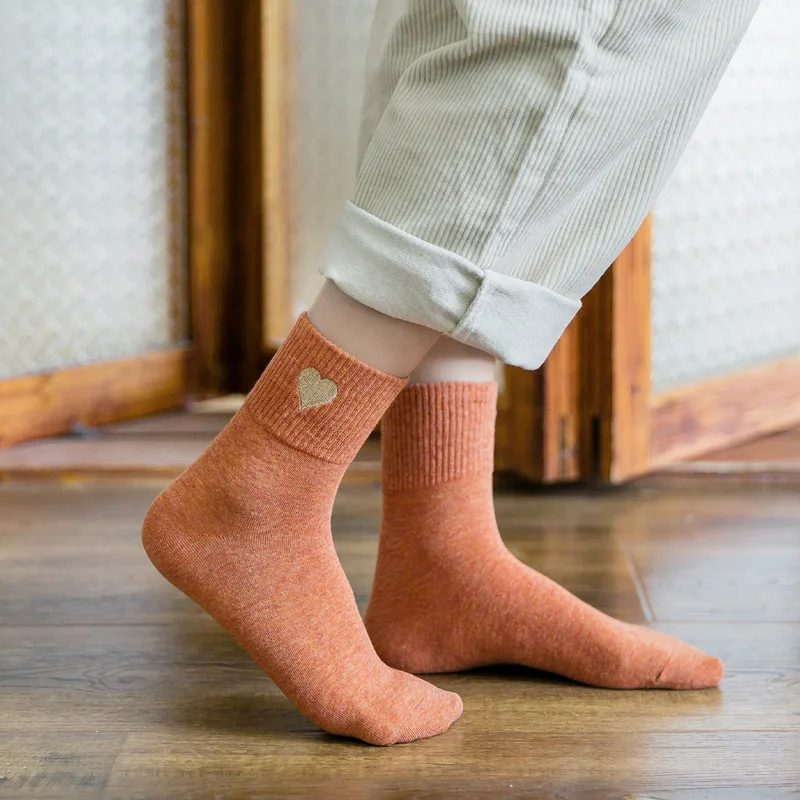 Милые хлопковые женские носки с вышитыми сердечками Модные осенние теплые