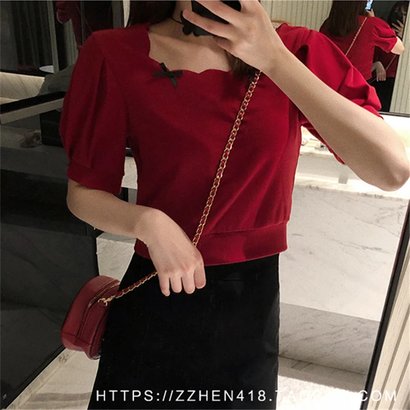 Шикарная футболка в гонконгском стиле с квадратным вырезом и коротким рукавом