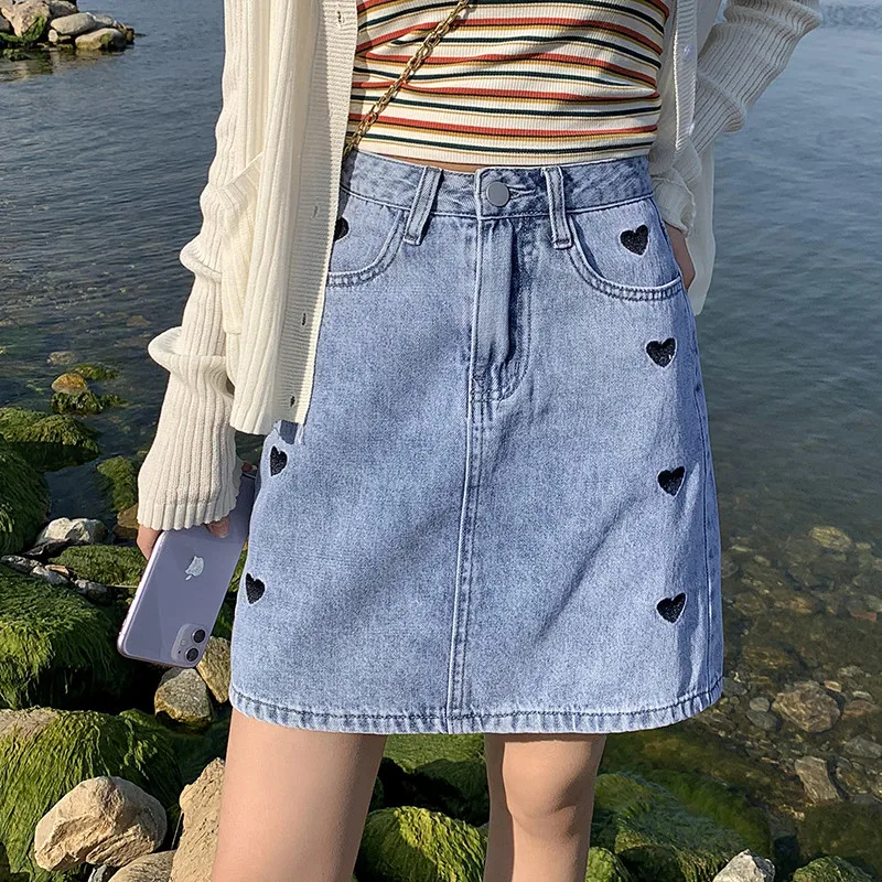 

Женские короткие джинсовые юбки 2021 сезон: весна-лето любовь вышивка с высокой талией длинное пальто с двойными карманами трапециевидная дж...