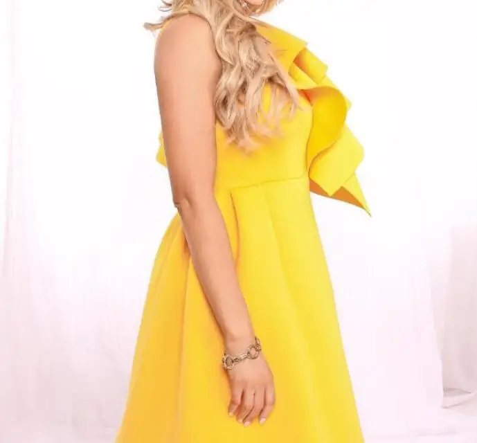 Летнее женское платье с оборками желтое Каскадное сексуальное без рукавов до