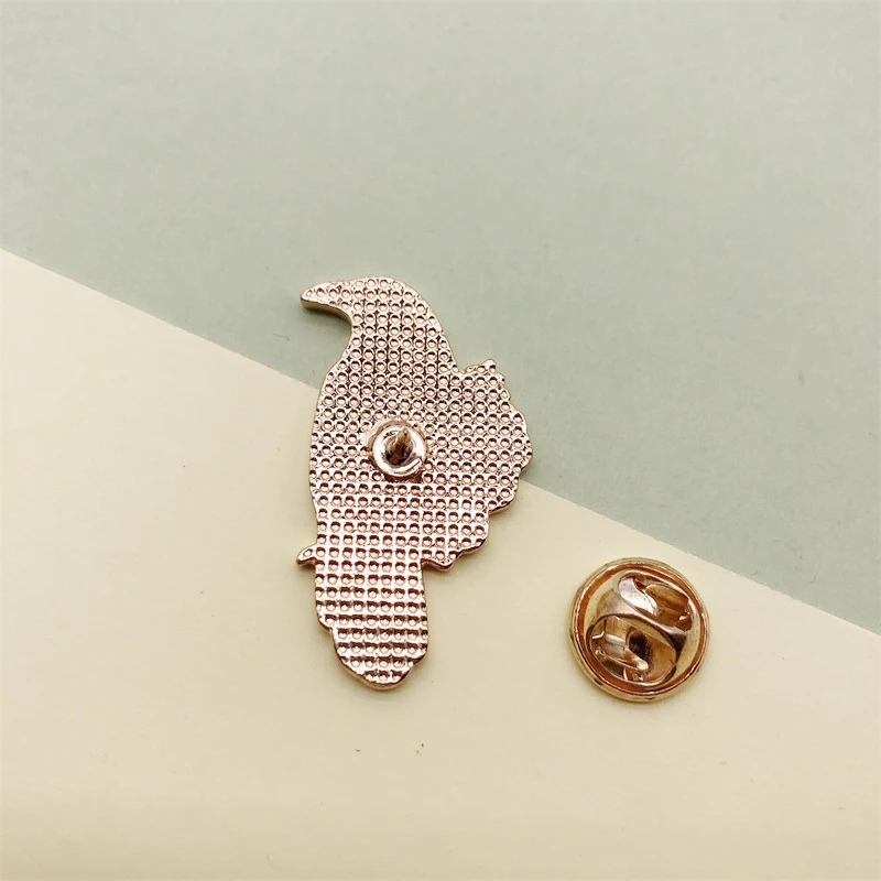 Эмалированная брошь из металлического сплава в стиле ретро с изображением