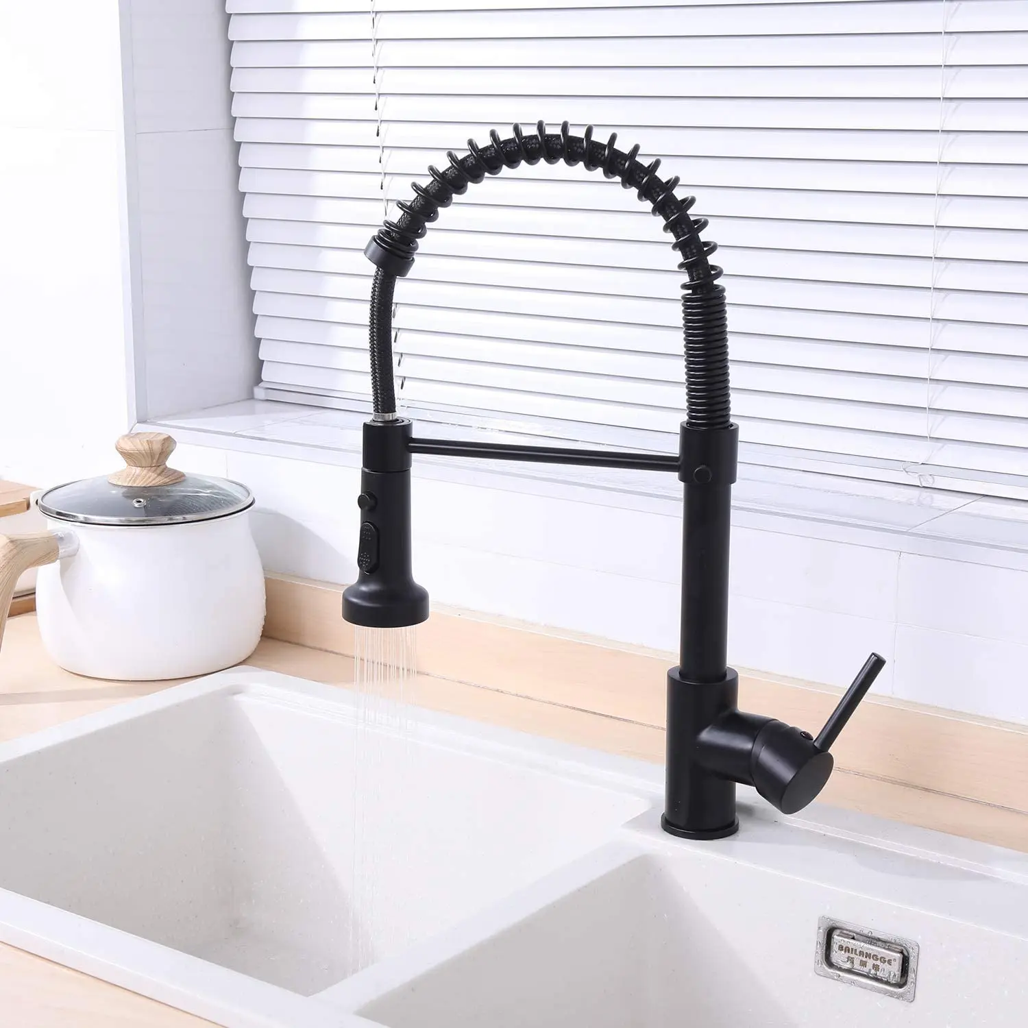 

Matte Black North American pull out pulldown sprayer kitchen tap faucet in matte black