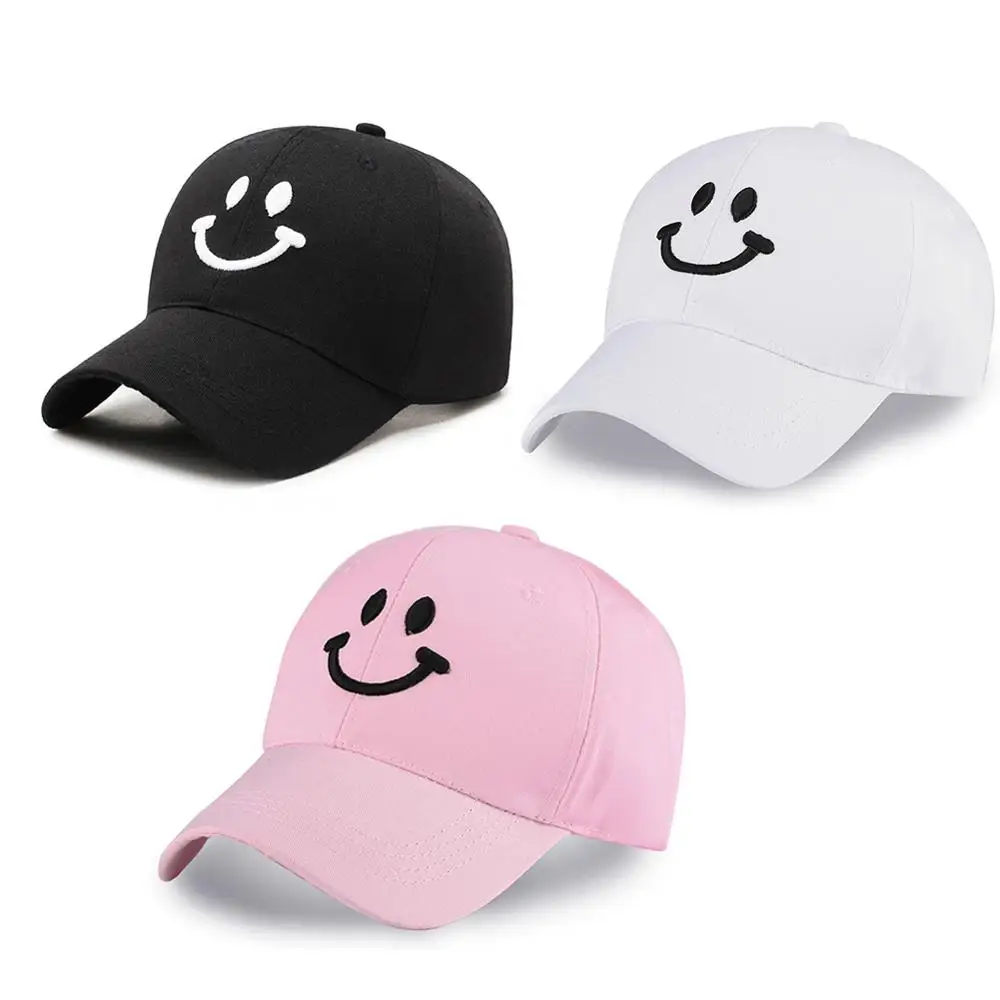 Бейсболка с вышитым смайликом повседневная черная белая розовая Кепка