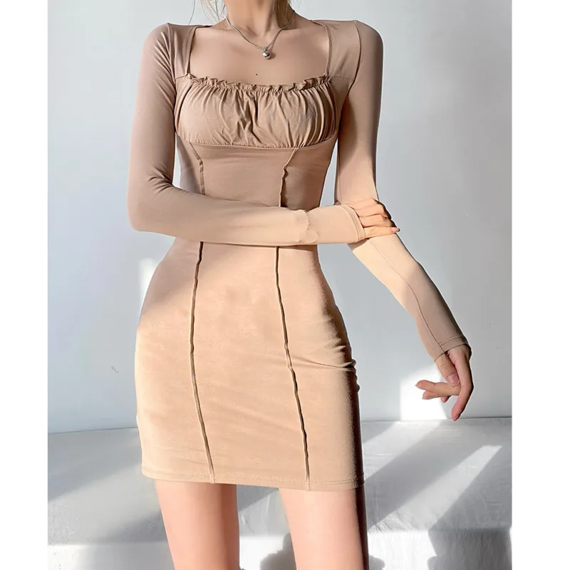 

Платье в складку с длинным рукавом, квадратным вырезом и деревянными ушками