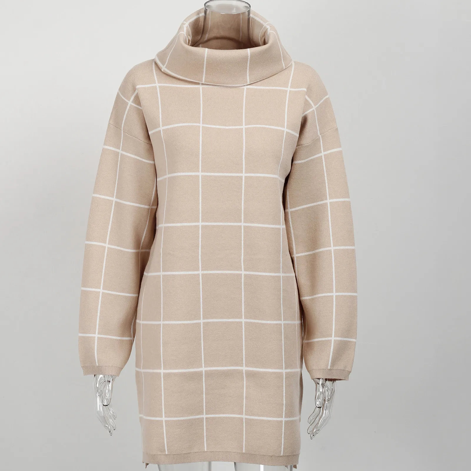 Женское трикотажное платье-свитер с воротником-хомутом и двумя лацканами |