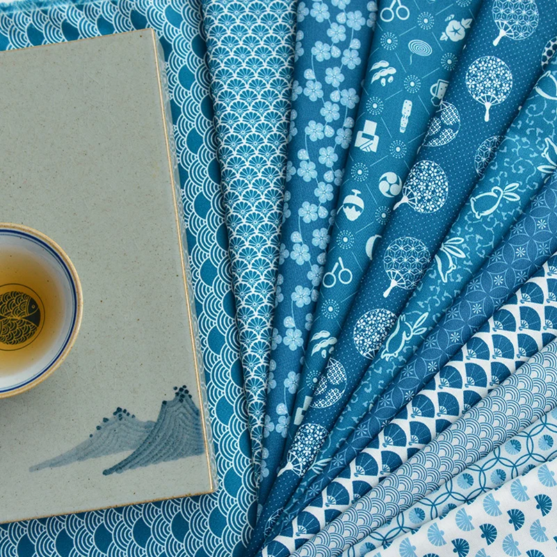 Ткань хлопковая с геометрическим узором и волнистыми голубыми цветами вишни для