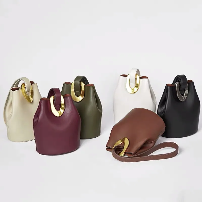 Сумка-мешок женская из натуральной кожи с металлической пряжкой |