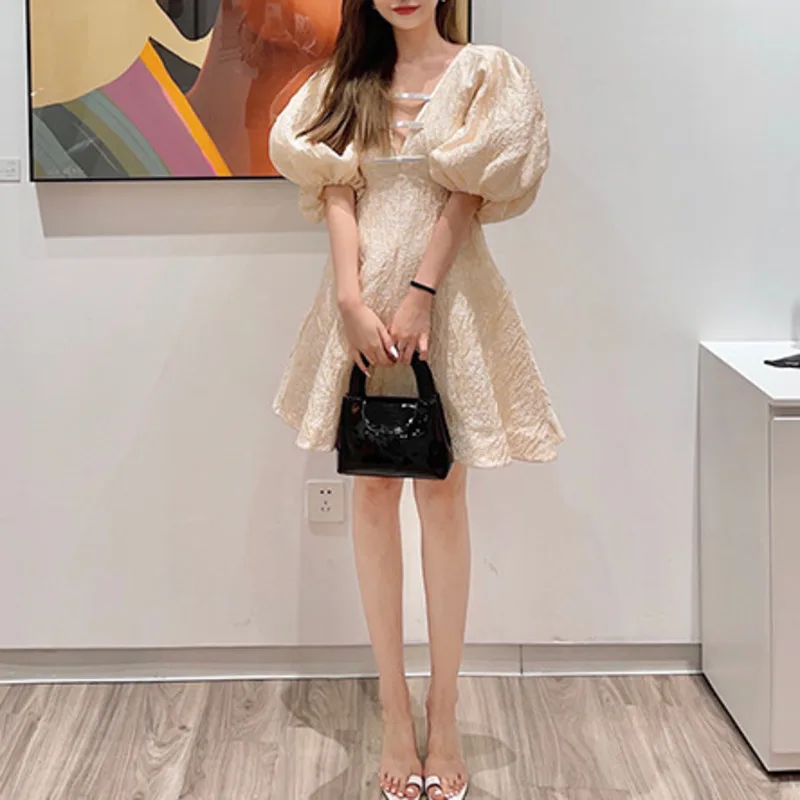

DEAT Women Yellow Folds Patchwork High Waist Dress New V-Neck Short Puff Sleeve Loose Fashion Spring And Autumn 2021 7E1308