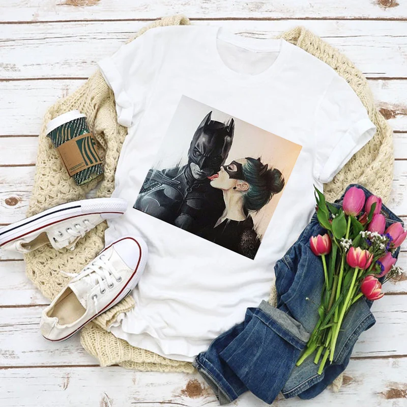 Женская модная летняя футболка с принтом в виде мультяшного поцелуя и Бэтмена