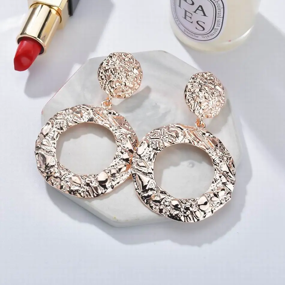 Женские серьги капли с большими кругами золотистые выпуклой текстурой