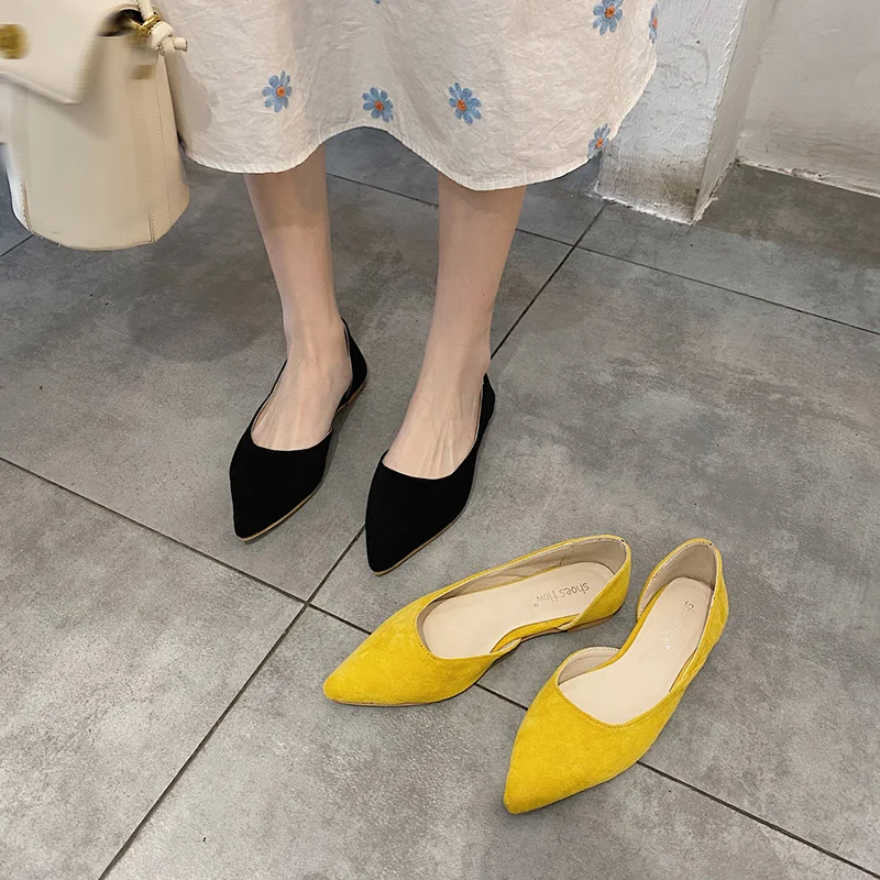 

Женская замшевая обувь на плоской подошве с острым носком