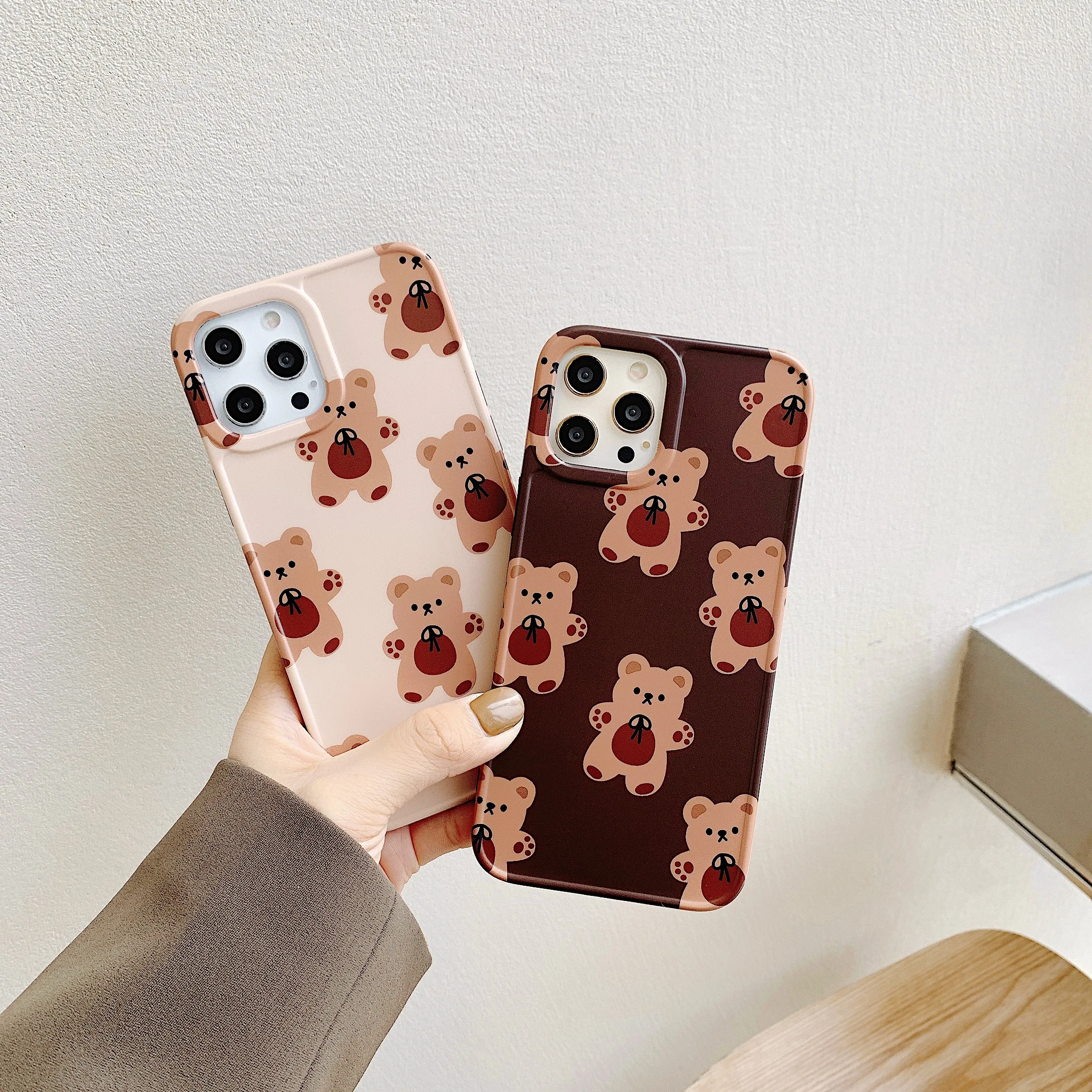 

The small daisy pattern belt is suitable for iPhone 11 and iPhone 12 series mobile phone cases ...
