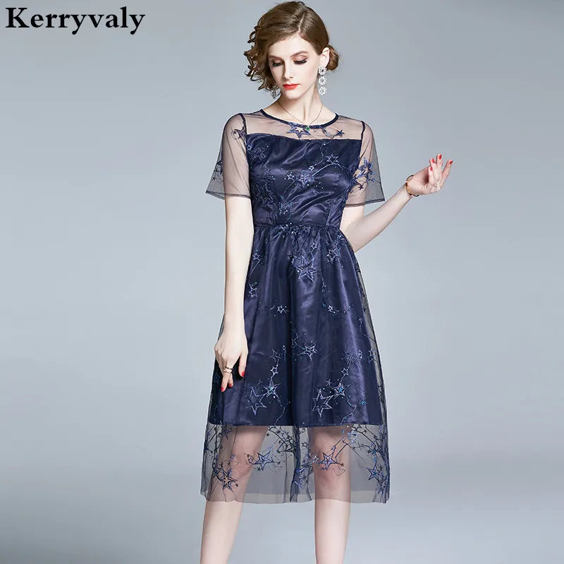 Женское летнее газовое платье с вышивкой в виде звезд темно-синее Короткое