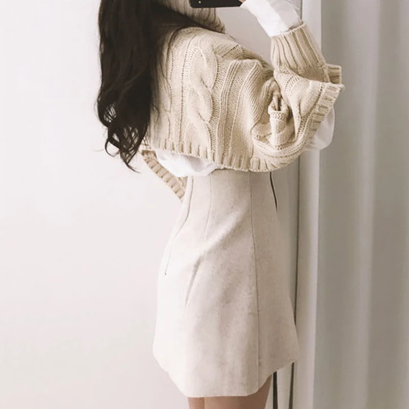 Женский укороченный свитер с высоким воротником абрикосовый джемпер оверсайз