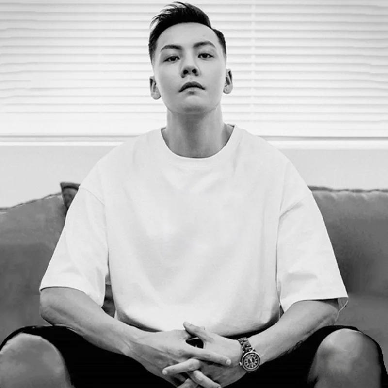 

Белая футболка с коротким рукавом для студентов