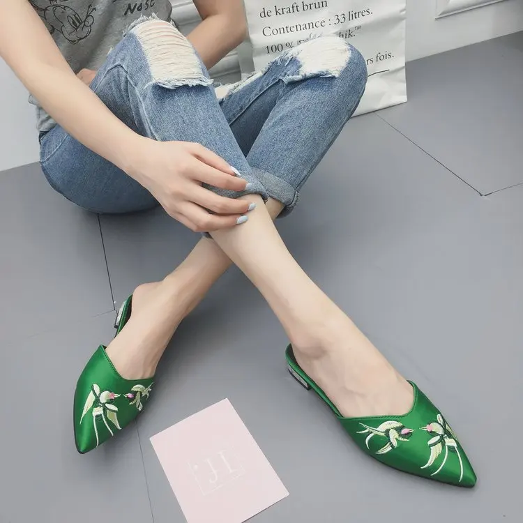 Женские мюли с вышивкой летние шлепанцы на плоской подошве без застежки острым