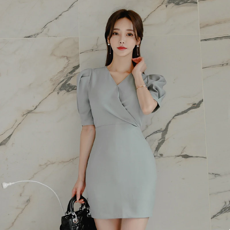 

Женское платье-карандаш с V-образным вырезом и пышными рукавами