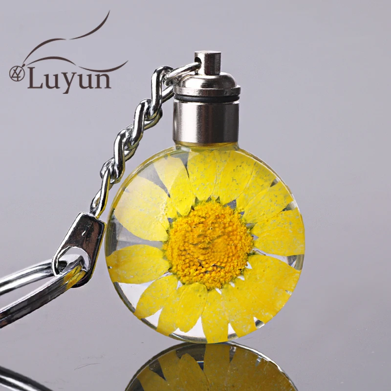 Оригинальный брелок Luyun с засушенными цветами светящийся для ключей женское