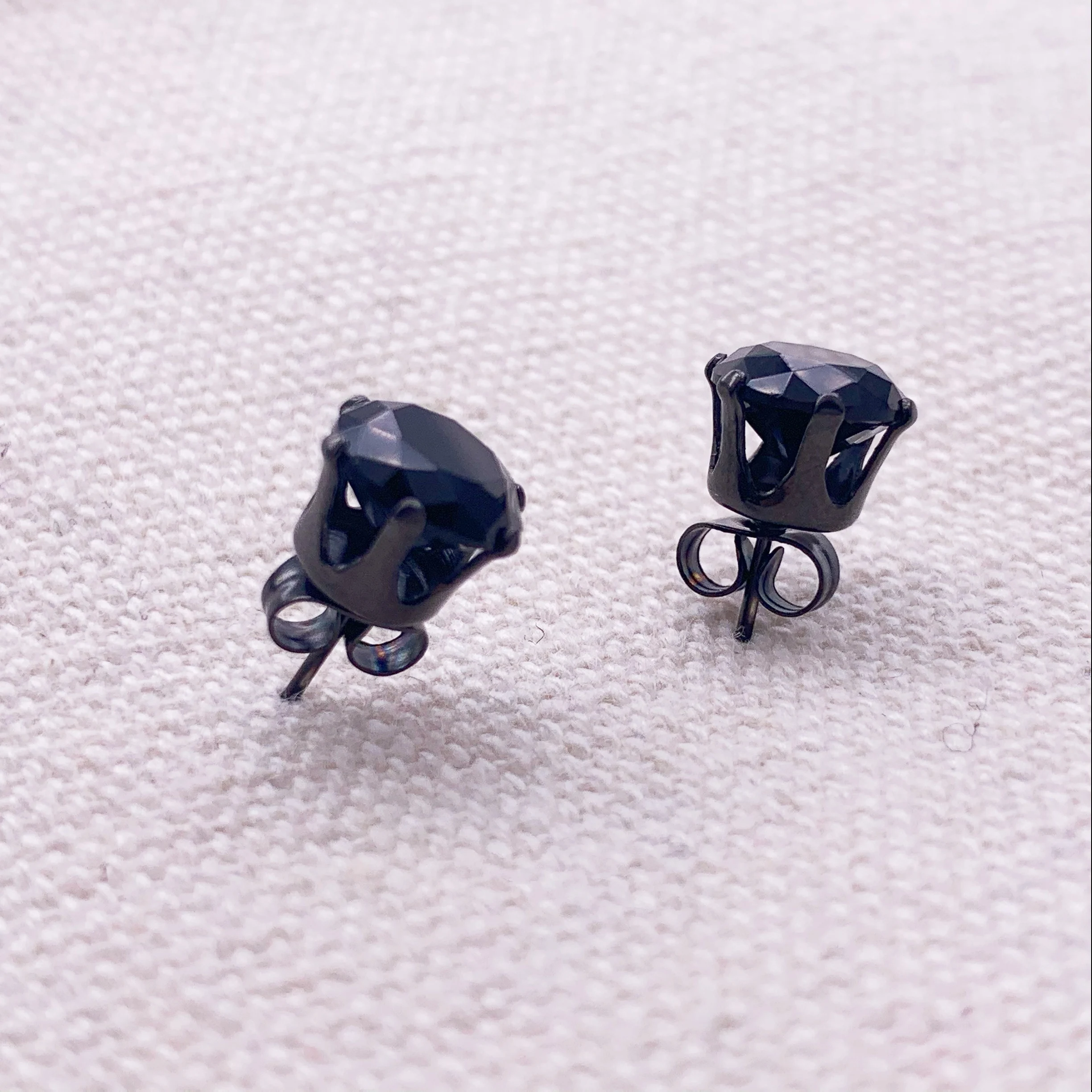 Классические маленькие милые черные циркониевые серьги в виде короны женские из