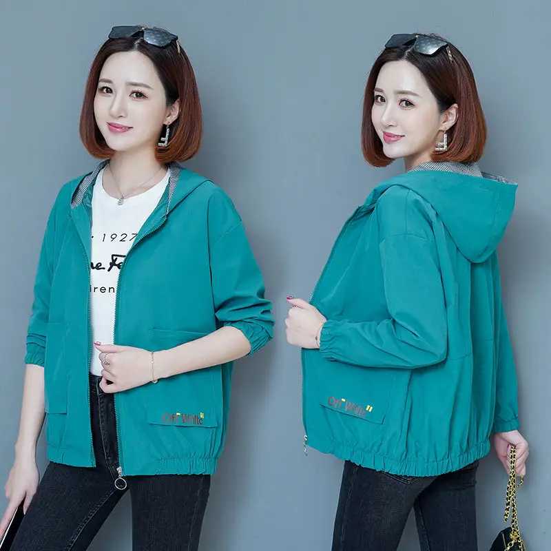 Женская короткая осенняя куртка новая Корейская свободная ветровка с капюшоном