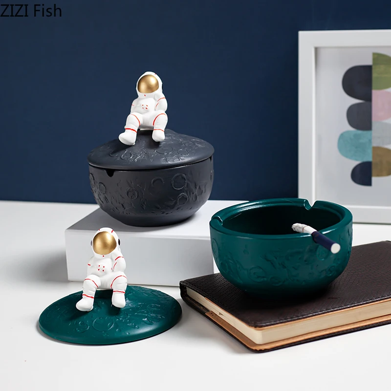 

Креативная пепельница космонавта с крышкой, ветрозащитная и летучая пепельница, большая емкость, пепельница для дома, гостиной, украшение, ...