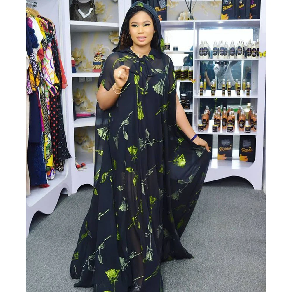 Длинное платье с капюшоном в африканском стиле зеленым принтом свободного